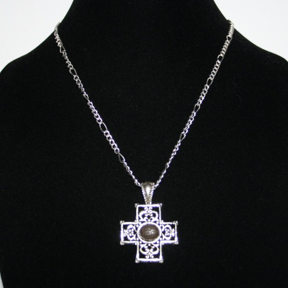 Beautiful silver cross necklace 20"